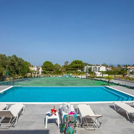 Megan Luxury With Private Pool Apartment *
