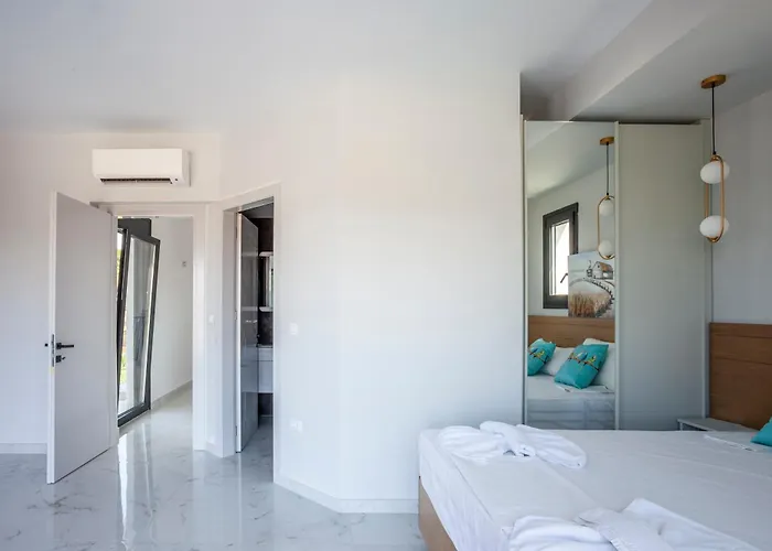 Megan Luxury With Private Pool Apartment